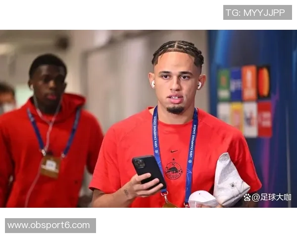 奥卡福进球瞬间意外出现沙滩球引发热刺球迷热议