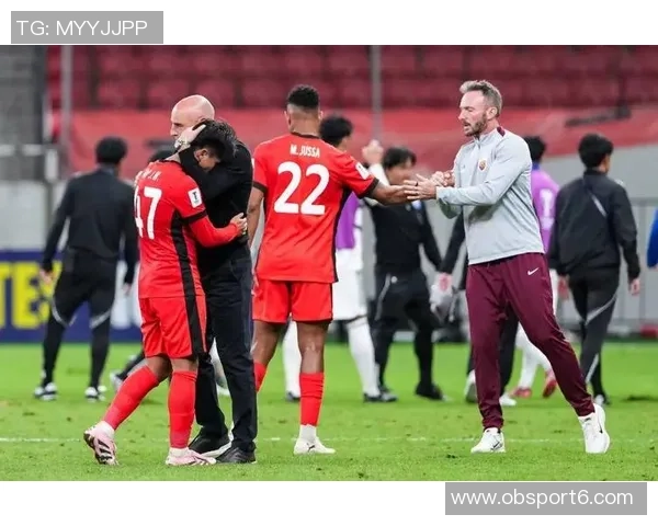 海港新闻官分享球队全家福穆斯卡特居中六名外援齐聚一堂