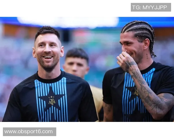 德保罗与梅西庆祝合照分享期待最后一步共同努力实现目标