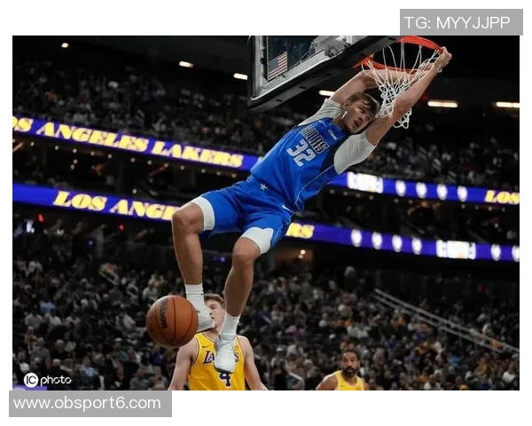 独行侠官推分享明星球员登机合影浓眉克莱弗拉格拉塞尔齐聚一堂