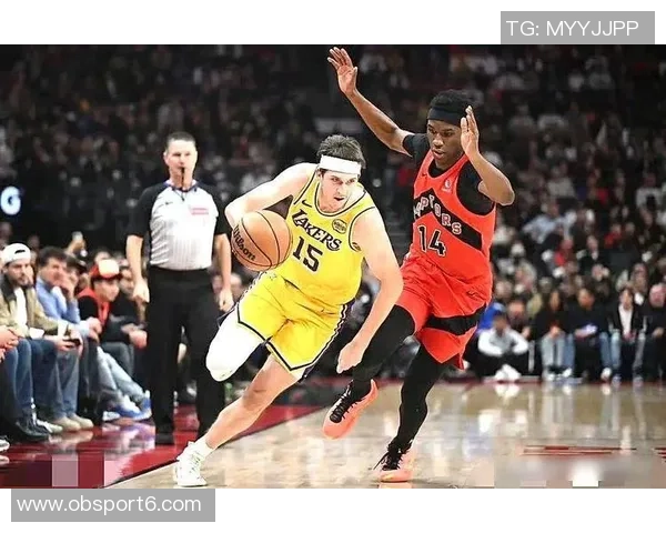 湖人训练场景曝光斯玛特紧逼八村里夫斯全力防守展现团队默契